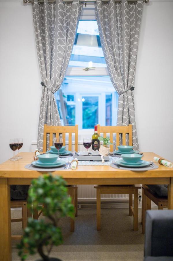 Exclusive Offers L Last-Minute Specials L Parking Free L Double Bed House L Uk L Gaming Room L Komfy 3 Bedroom Cottage With Riverview L Perfect For Short Or Long Stays Reading Esterno foto